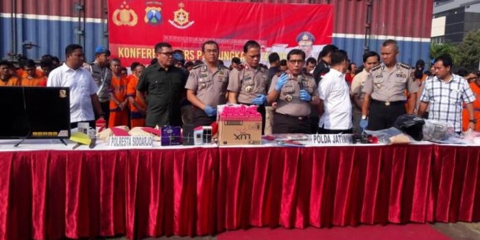Kapolda Jatim, Irjen Pol Machfud Arifin memberikan press release soal pelaku pemecahan kaca mobil.