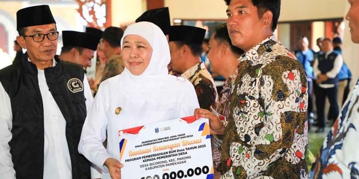 komitmen-turunkan-angka-kemiskinan-gubernur-khofifah-salurkan-bantuan-rp637-miliar-di-pamekasan