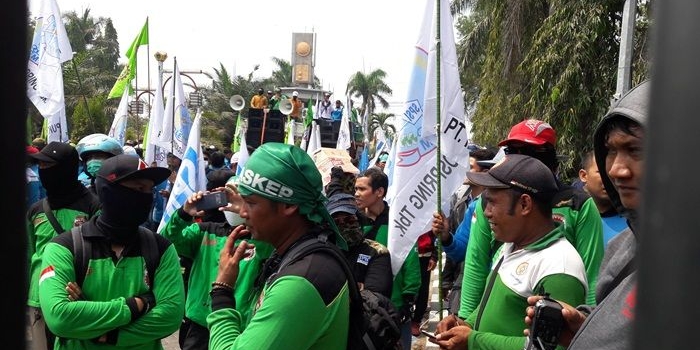 Ribuan pendemo saat aksi di depan kantor Pemkab Gresik. Foto: SYUHUD A/BANGSAONLINE