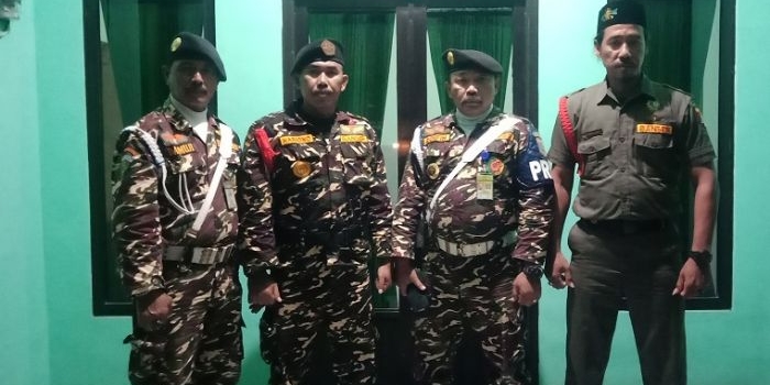 
Hariyono tengah diapit oleh banser PCNU Bangil lainya. 