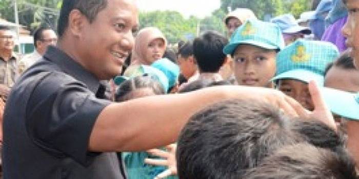 Bupati Mojokerto Mustafa Kemal Pasha melayani permintaan salaman siswa SD. Foto:humas