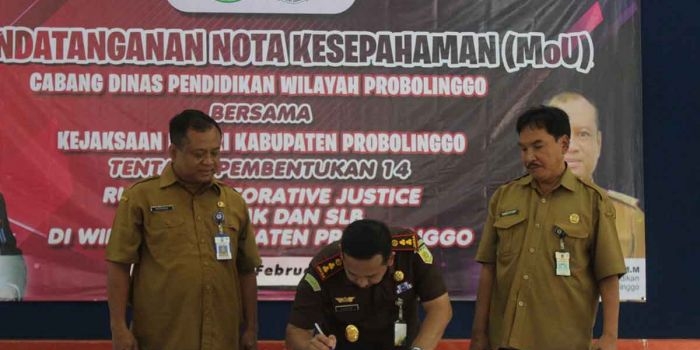 Kajari Kabupaten Probolinggo, David Palapa Duarsa, saat menandatangani MoU ketika launching Rumah Rukun.