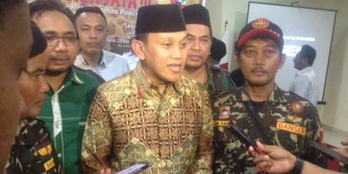 Sekjen DPP PKB Abdul Kadir Karding memberikan keterangan usai talkshow Kebangsaan Pancasila Jaya di Graha Pemuda Anshor, Senin (18/4). foto: rakisa/ BANGSAONLINE