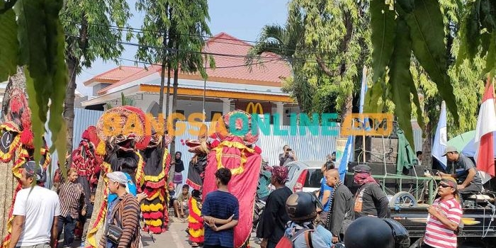 Massa aksi saat menggelar demo di depan restoran cepat saji dengan menampilkan pertunjukan barongan. Foto: MUJI HARJITA/ BANGSAONLINE