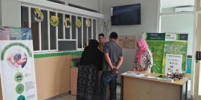 Nasabah saat melakukan administrasi pegadaian


