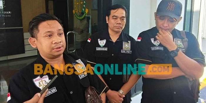 Ketua LHA Kabupaten Kediri, Dipa Kurniantoro (kiri), dan rekanya saat memberi keterangan kepada wartawan. Foto: MUJI HARJITA/BANGSAONLINE
