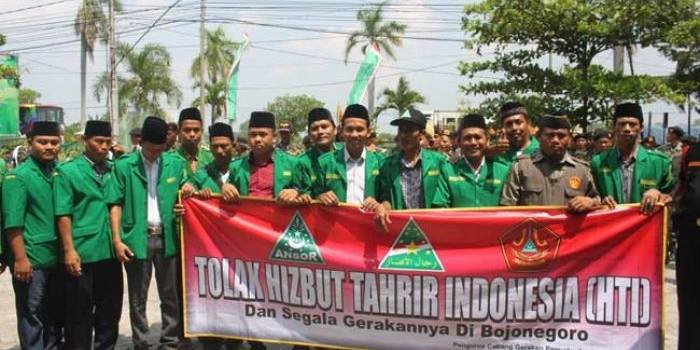 GP Ansor Bojonegoro membentangkan spanduk berisi penolakan terhadap HTI usai Apel gabungan di halaman kantor PCNU Bojonegoro. foto: eky nurhadi/ BANGSAONLINE