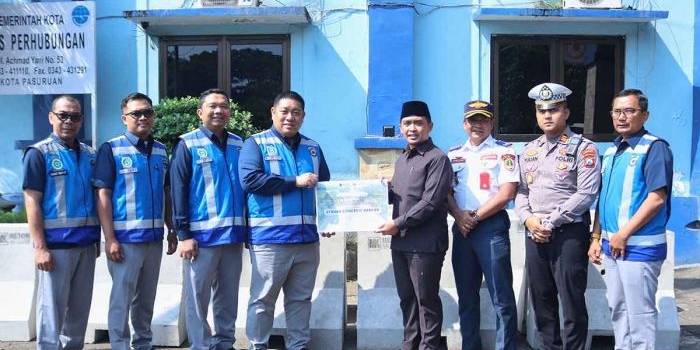 terima-21-beton-barrier-dari-jasa-marga-wali-kota-pasuruan-minta-masyarakat-tertib-berlalu-lintas