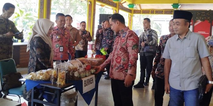 Bupati Bangkalan, Lukman Hakim, saat meninjau salah satu stan BUMDes.