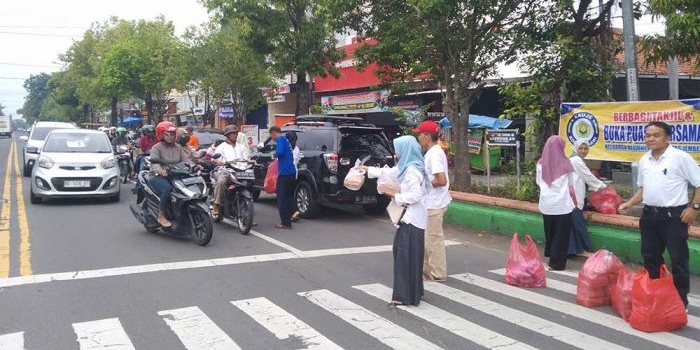 manfaatkan-momen-bulan-ramadhan-kauje-korda-ngawi-berbagi-takjil