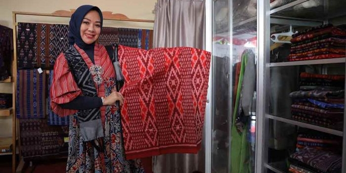 istri-wali-kota-probolinggo-borong-tenun-ikat-bandar-kidul-kota-kediri