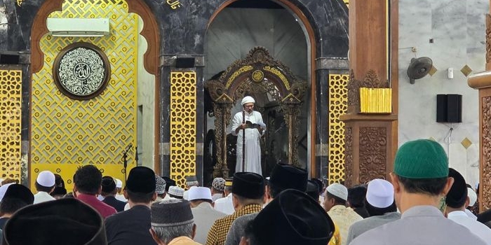 jadi-khatib-di-masjid-agung-bangkalan-kh-makki-nasir-ingatkan-pentingnya-muhasabah-selama-ramadhan