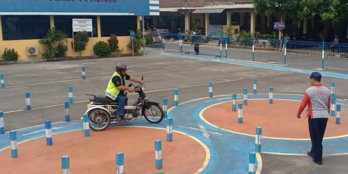 Salah satu disabilitas saat mengikuti ujian praktek. foto: RONY S/ BANGSAONLINE