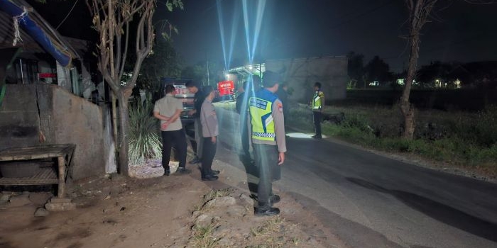 Polisi dan dan tim Inafis saat olah TKP Korban Pembacokan Wanita di jalan persawahan Dusun Sekarputih, Desa Sonobekel, Kamis (11/6/2026) malam.