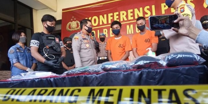Kapolres Mojokerto saat rilis dan kedua tersangka pelaku pembunuhan. foto: SOFFAN SOFFA/ BANGSAONLINE