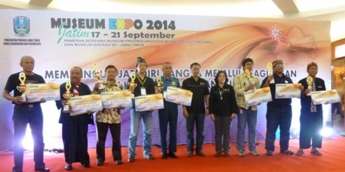 ?Para juara berpose dengan Kepala Bidang Sejarah Museum Purbakala Drs Endang Prasanti MM, dan kepala seksi permuseuman Dwi Supranto, dalam acara penutupan Museum Expo, di Royal Plasa, tadi malam. foto:rosihan c anwar/BANGSAONLINE