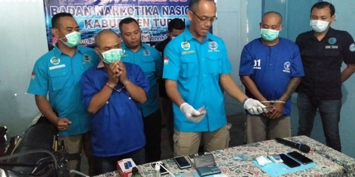 Kepala BNNK Tuban AKBP I Made Arjana menghadirkan dua dari tiga tersangka pengedar sabu yang ditangkap saat pers rilis, Jumat (13/9).