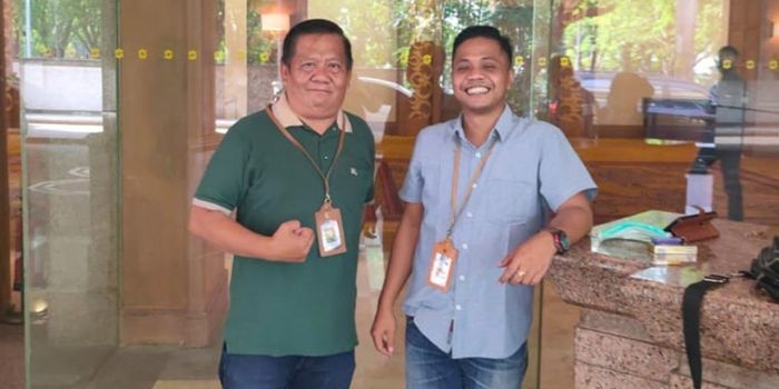 Ketua Bawaslu Surabaya, Muhammad Agil Akbar (kanan), bersama Asnan, Ketua Panwascam Dukuh Pakis. foto: NANANG FACHRUROZI/ BANGSAONLINE