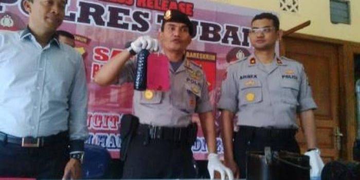 Kapolres Tuban, AKBP Guruh Arif Darmawan saat menunjukkan barang bukti solar ilegal. foto: suwandi/ BANGSAONLINE