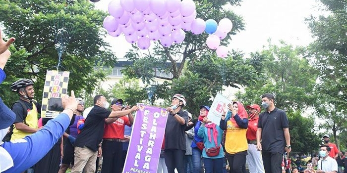 Wali Kota Kediri, Abdullah Abu Bakar (kaos hitam berhelm sepeda), saat akan melepaskan balon ke udara. Foto: Ist