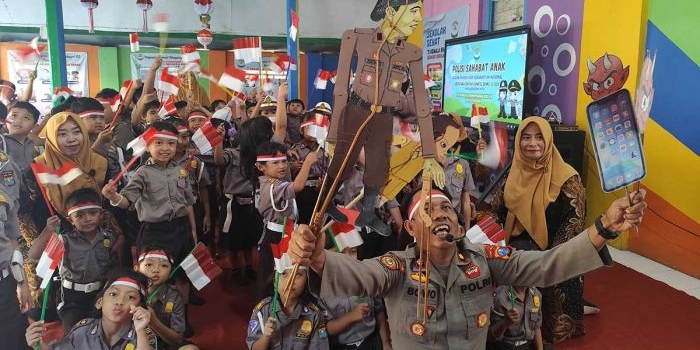 Kompol Bowo Wicaksono saat mendalang di hadapan anak-anak TK. Foto: Ist