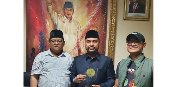 Abdul Halim, S.H., Anggota Fraksi Gerindra DPRD Jatim saat menerima penghargaan dari Forkom Jurnalis Nahdliyin. (foto: ist)