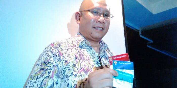 Spesialis Senior dan Pelaksana Program Tim Nasional Percepatan Penanggulangan Kemiskinan (TNP2K) Rajeshanagara Sutedja menunjukkan kartu SKS, KIP dan KIS. foto : nisa/bangsaonline