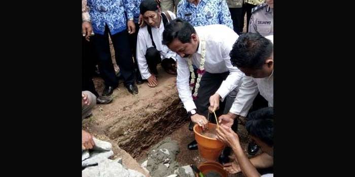 Bupati Ipong Muchlissoni mengawali pembangunan masjid.