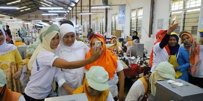 Khofifah saat diajak berswa foto oleh para buruh pabrik.
