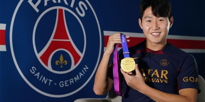  Lee Kang-in saat memamerkan medali.