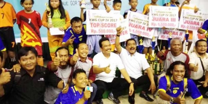 Wabup Moh. Qosim didampingi Kadispora Zairrudin saat penutupan Turnamen Futsal KWG Cup ke-IV 2017. foto: SYUHUD/ BANGSAONLINE