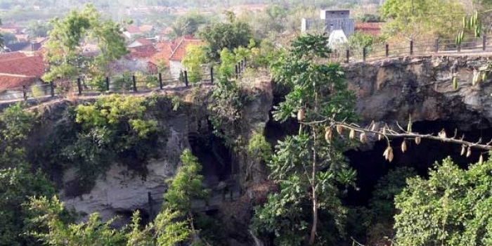 Pemandangan dari atas gua. foto: Tari/BANGSAONLINE