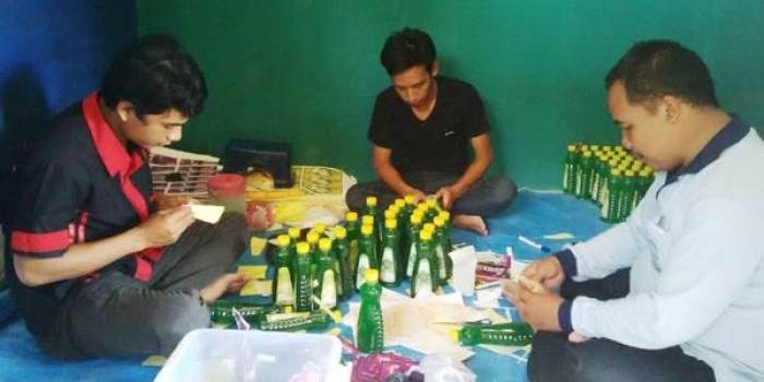 MANDIRI: Proses produksi pembuatan sabun, pewangi maupun pelembut dari UBK yang difasilitasi Kades Ngale, Yan Teguh Wibowo S.Sos. foto: zainal abidin/ BANGSAONLINE