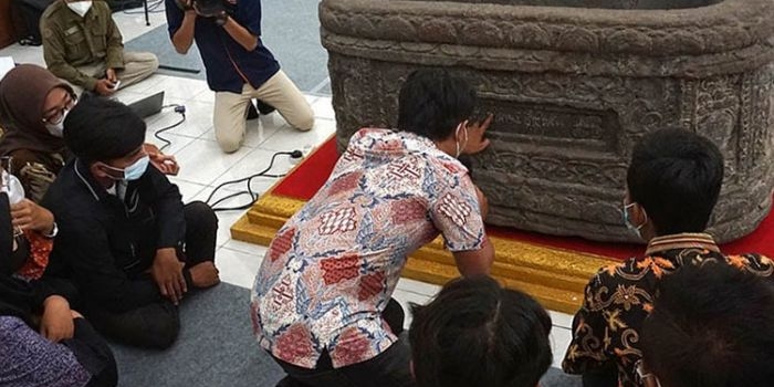 Sejumlah remaja di Kota Kediri saat belajar baca aksara Jawa Kuno di museum Airlangga. Foto: Ist 