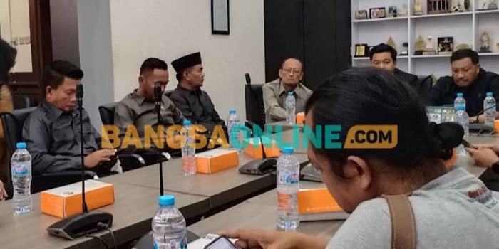 Pimpinan DPRD Gresik bersama ketua komisi saat memberikan keterangan perkembangan program MBG. Foto: SYUHUD/BANGSAONLINE