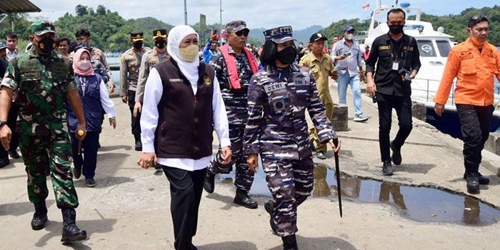 Gubernur Jawa Timur, Khofifah Indar Parawansa, saat berada di TPI Sendang Biru, Malang.