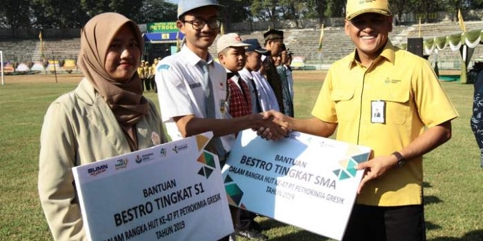 Dirut PG Rahmad Pribadi menyerahkan bantuan kepada siswa  berprestasi. foto: ist