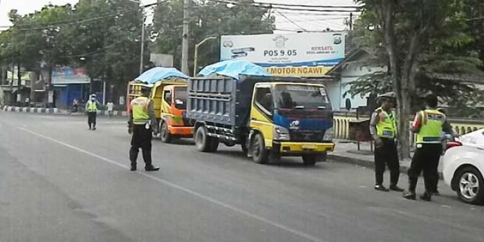 Petugas Satlantas menghentikan beberapa dump truk yang masuk dalam Kota Ngawi.