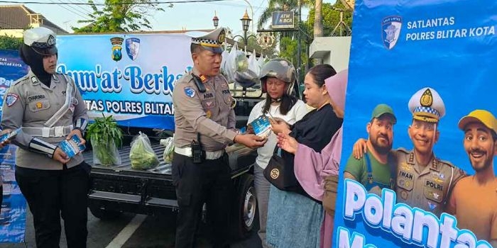 edukasi-operasi-patuh-semeru-2025-ala-satlantas-polres-blitar-kota-bagi-sayur-gratis-ke-ibu-ibu