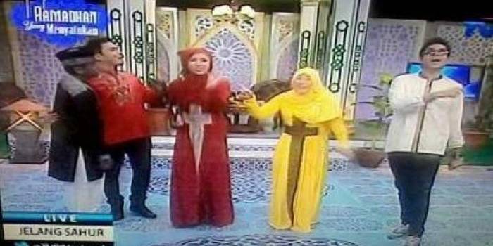Tayangan live di TVRI yang menampilkan simbol salib pada busana pembawa acaranya saat acara saur Ramadan.