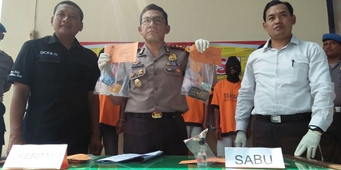 
Kapolres Blitar AKBP Adewira Negara Siregar menunjukkan barang bukti saat pres release di Mapolres Blitar Kota
