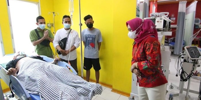 Wali Kota Mojokerto Ika Puspitasari saat melihat kondisi salah satu korban kecelakaan bus pariwisata di Tol Surabaya-Mojokerto (Sumo).