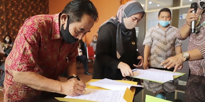 Penandatanganan Naskah Perjanjian Hibah Daerah (NPHD) dengan perwakilan hotel dan restoran. foto: ist.
