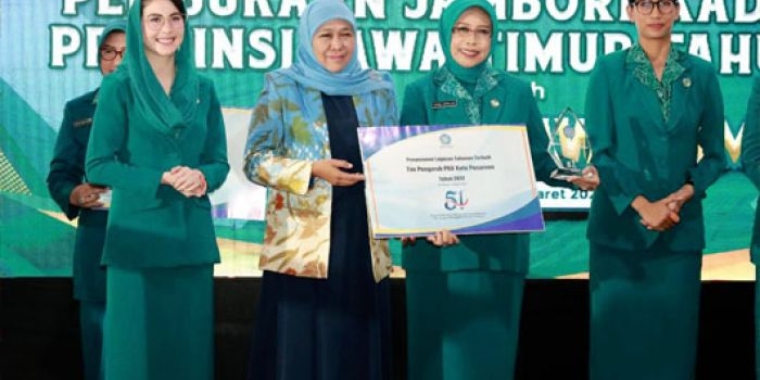 Ketua TP PKK Kota Pasuruan Dra. Hj. Fatma Saifullah Yusuf (dua dari kanan) saat menerima penghargaan dari Gubernur Jatim Khofifah Indar Parawansa.
