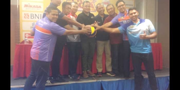 Wakil Direktur Proliga 2019 Regi Nelwan bersama perwakilan tim 8 besar bola voli Proliga 2019. Foto: ARIF KURNIAWAN/BANGSAONLINE