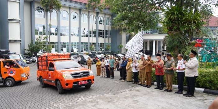 wali-kota-batu-berangkatkan-bantuan-rp570-juta-untuk-korban-bencana-di-sumatera