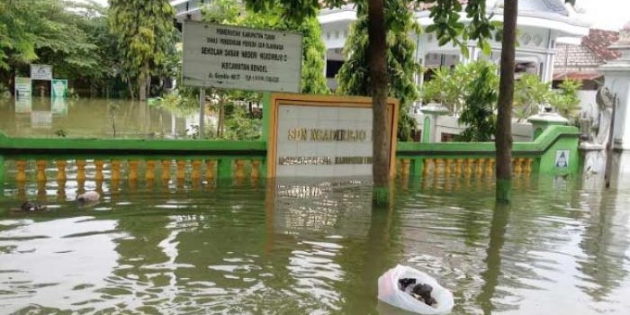 Tampak banjir menggenagi halaman hingga ruang kelas SDN Ngadirejo I, Rengel, Tuban.