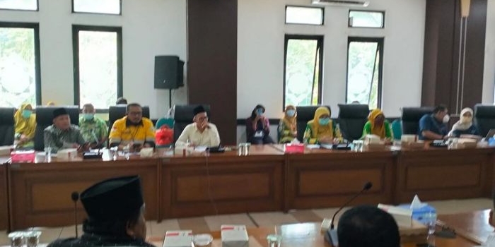 Hearing antara komisi IV, dinas kesehatan, Dirut RSUD Bangil, dan aktivis LSM membahas program UHC di Kabupaten Pasuruan.