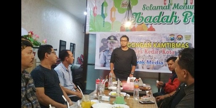 Kapolres Kediri Kota AKBP Anthon Heryadi saat memberikan keterangan dalam jagongan kamtibmas. foto: ARIF K/BANGSAONLINE

