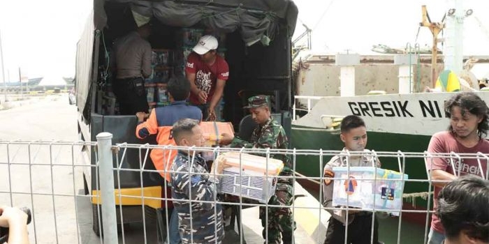 Petugas saat membawa bantuan untuk korban gempa di Pulau Bawean, Gresik. Foto: Ist
